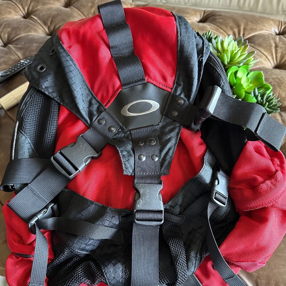 Oakley Icon Backpack - Red/Black